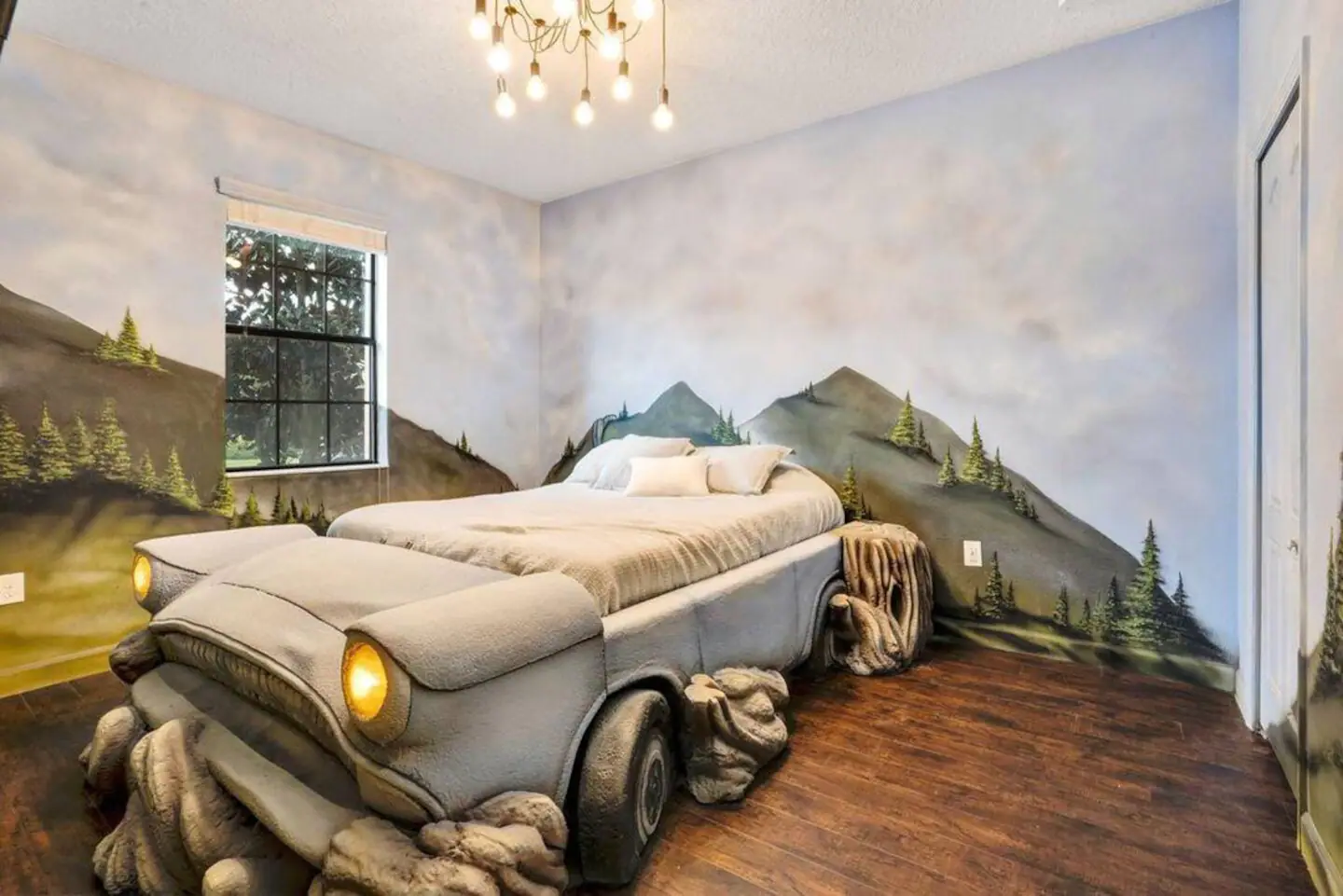 Main floor | Queen bed | Bathroom attached | Special lighting and sound effects