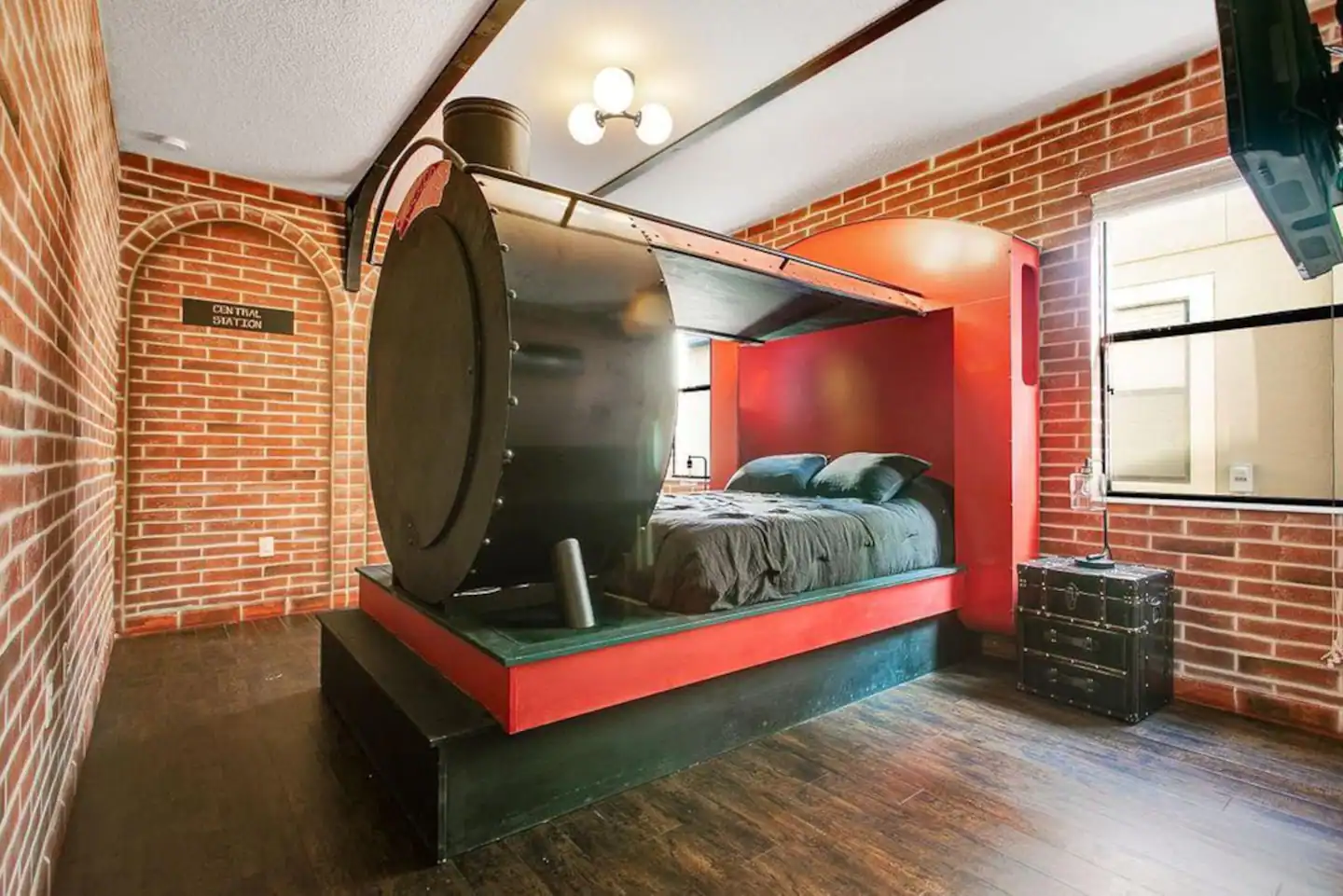 Main floor | Queen bed | Owner suite bathroom attached | Special lighting and sound effects