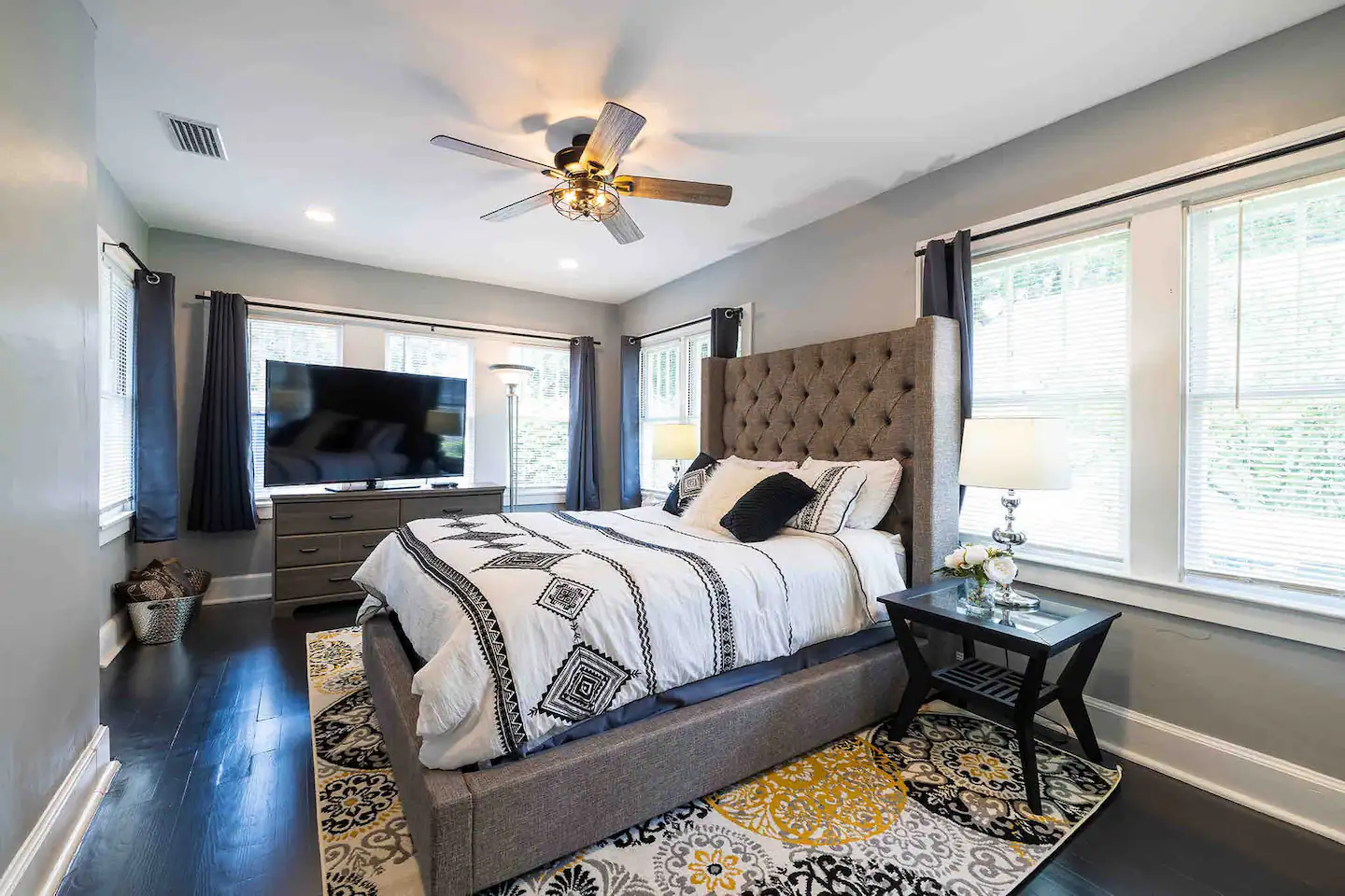 Main Bedroom - queen size bed