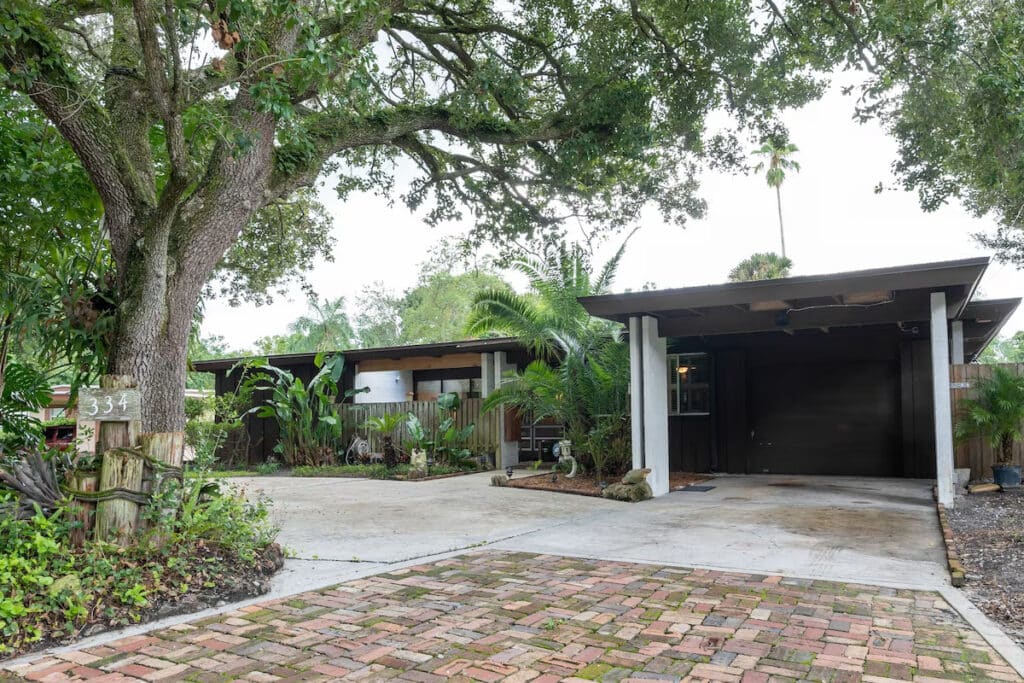 Front entry & driveway with plenty of parking.
