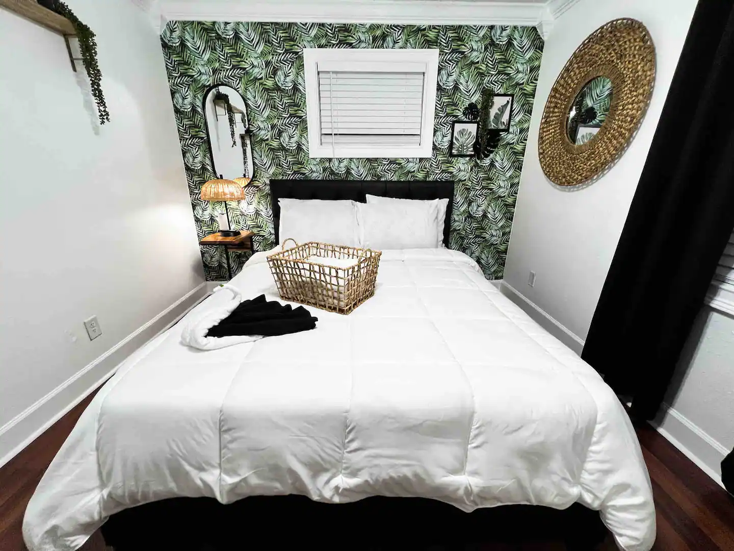 Make your upstairs finding the first room to be a tropical vibe that is Florida (queen size bed)