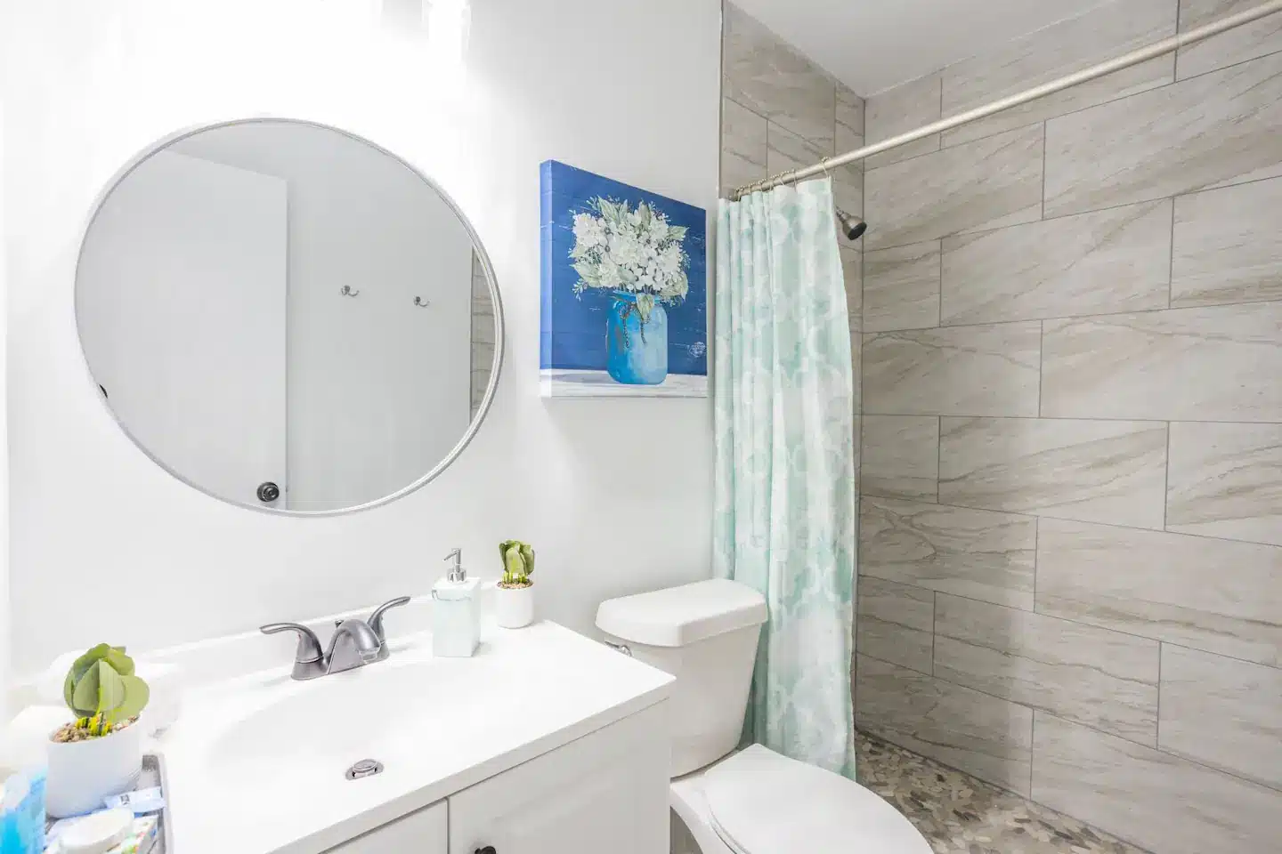 Bathroom complete with toiletries