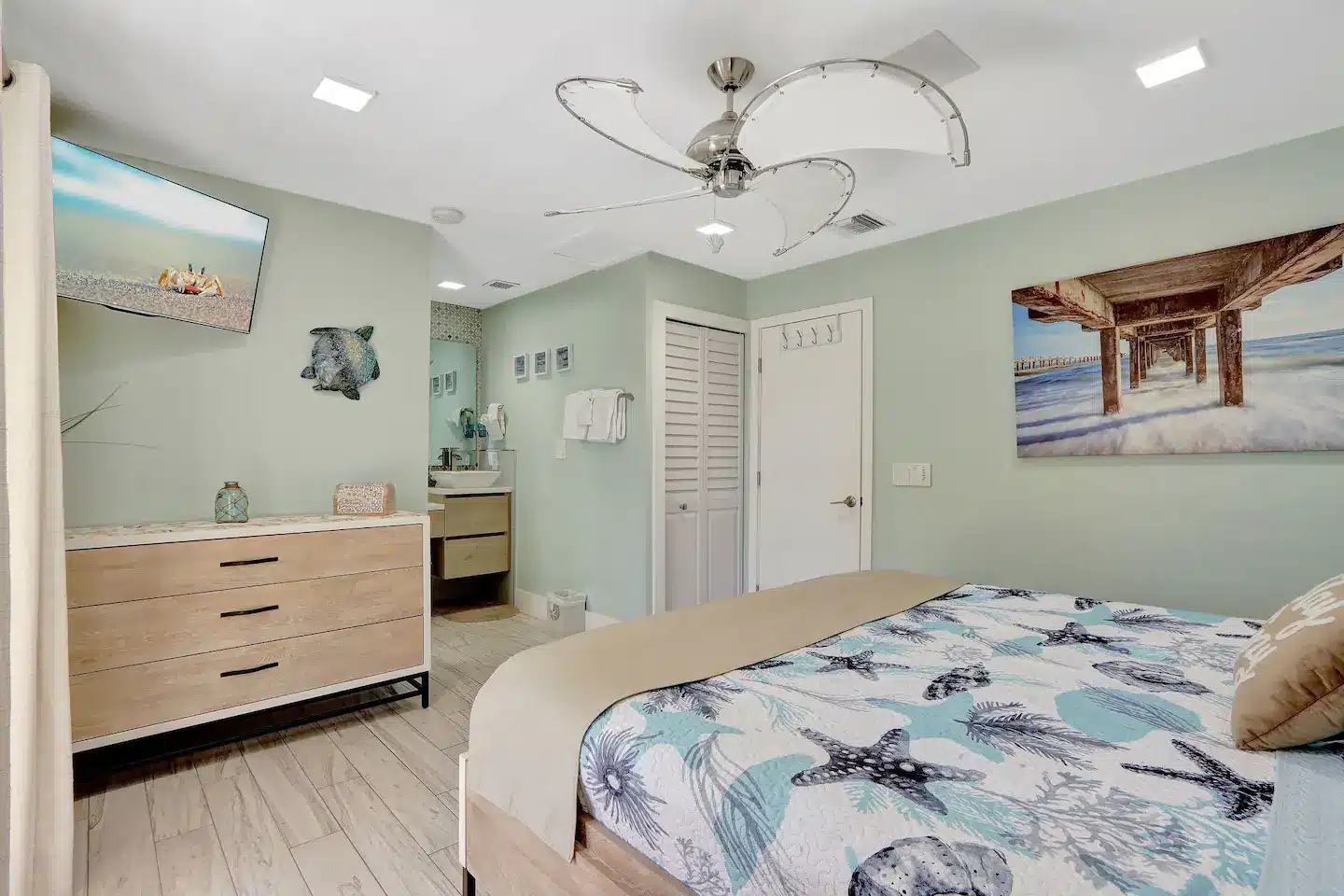 One bedroom with a Queen sized bed