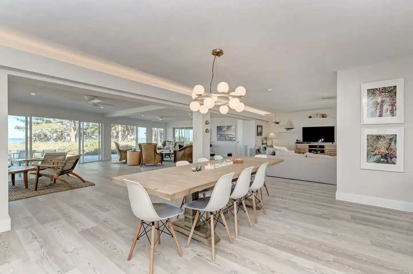Dining space can accommodate lots of people.