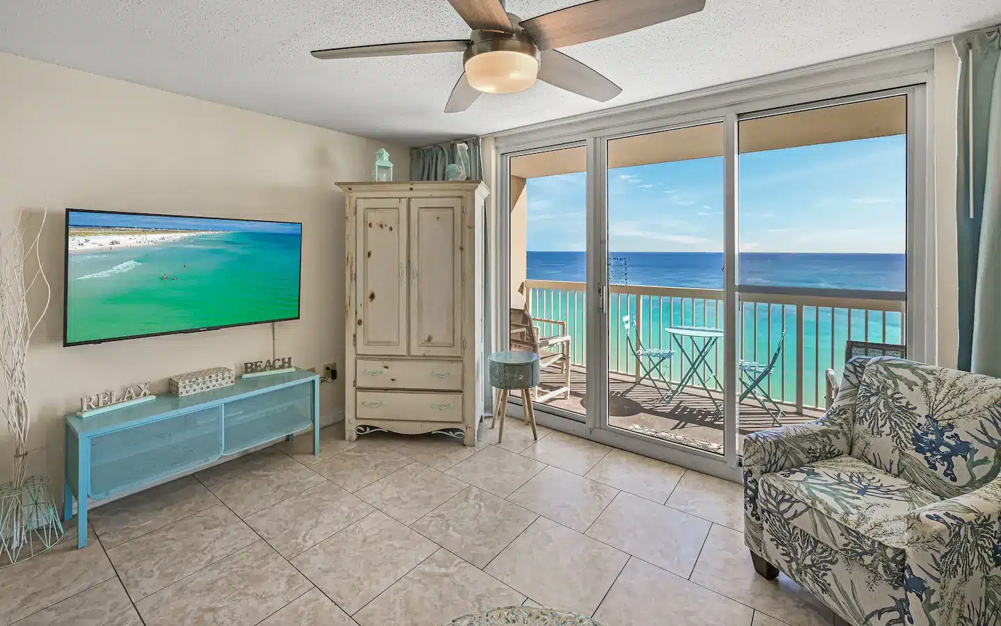 The sound of the waves in the living room gives you nothing but relaxation...