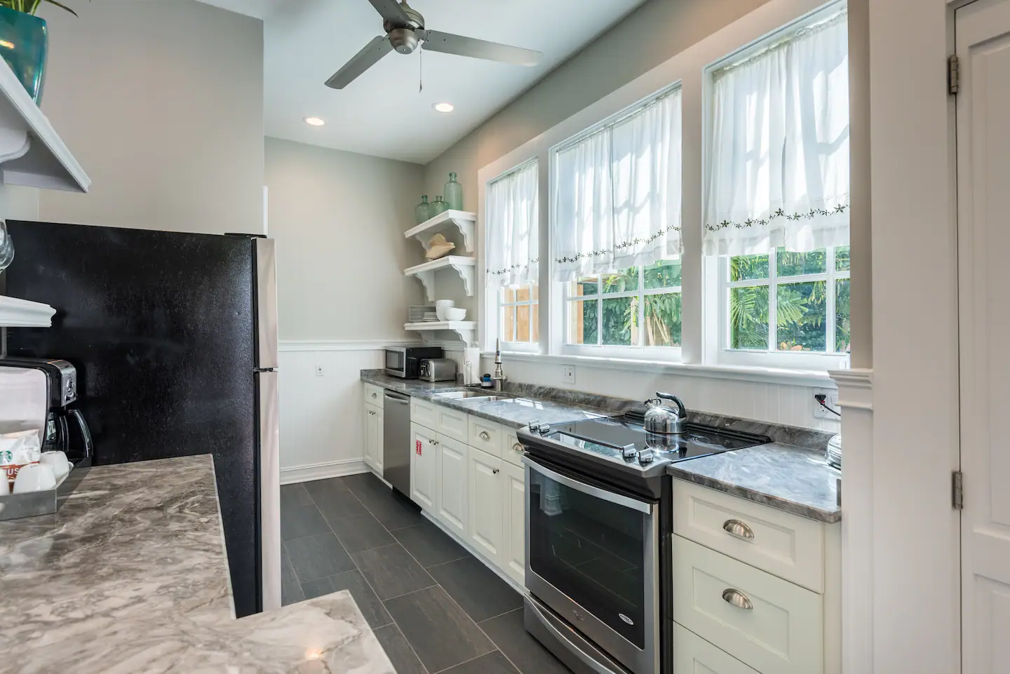 Fully equipped kitchen, including a full size washer/dryer.
